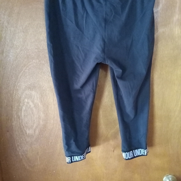 Underarmour stretch capris - Picture 2 of 2